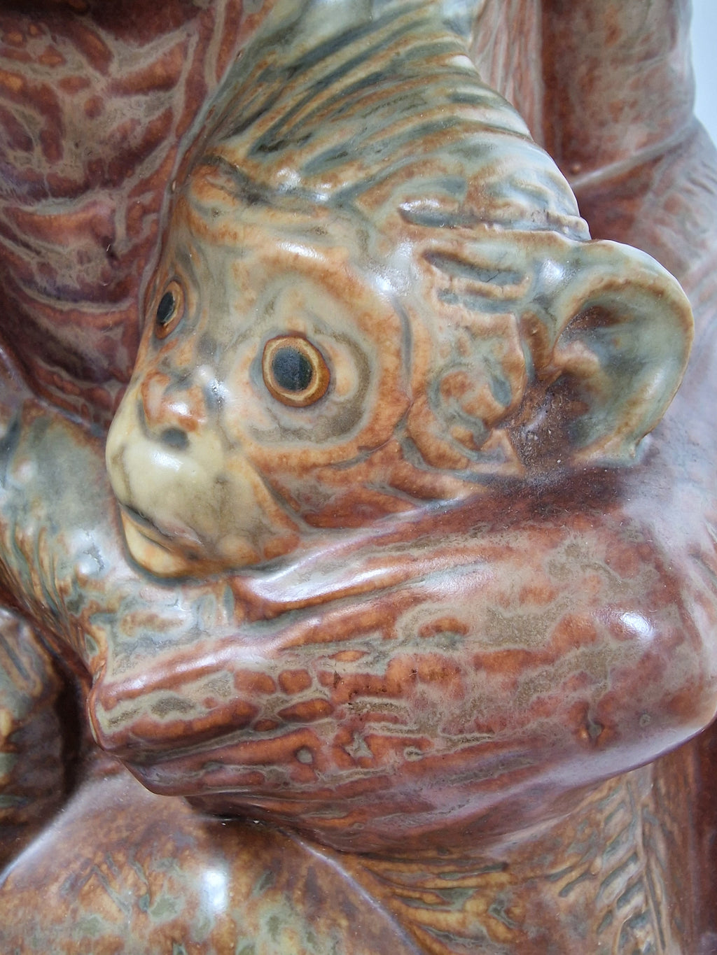 LLADRÓ . CHIMPANCÉ CON SU CRÍA.